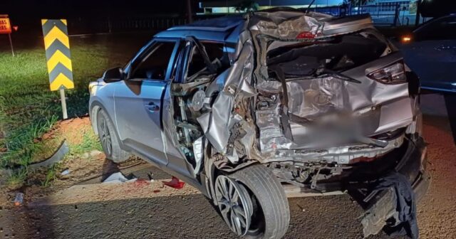 Colisão entre caminhão e carro deixa uma pessoa gravemente ferida na BR-050, em Catalão