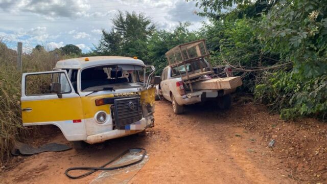Acidente entre Kombi escolar e caminhonete deixa feridos na zona rural de Catalão