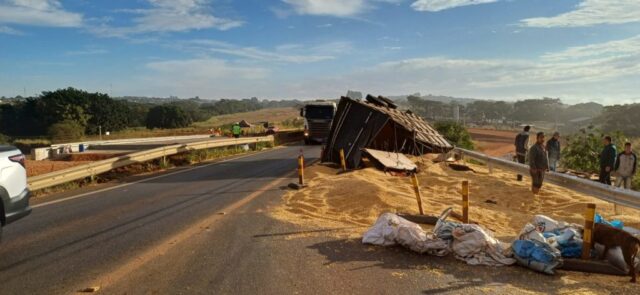 Semirreboque de bitrem tomba na BR-050 e complica trânsito próximo ao viaduto das mineradoras em Catalão