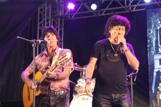 Festa do Trabalhador em Ouvidor reúne mais de 5 mil pessoas com show de Teodoro e Sampaio