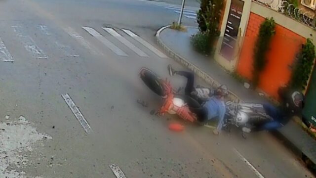 Câmera flagra colisão entre motos em cruzamento de Catalão; condutor ficou ferido