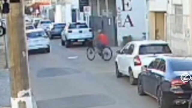 Câmeras de segurança registram furto de bicicleta no centro de Catalão