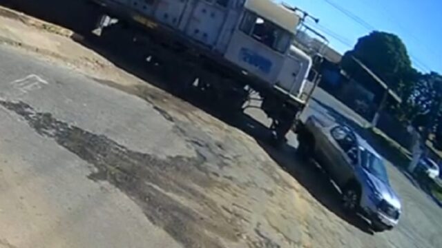Veículo é atingido por locomotiva após motorista errar marcha sobre trilhos em Catalão