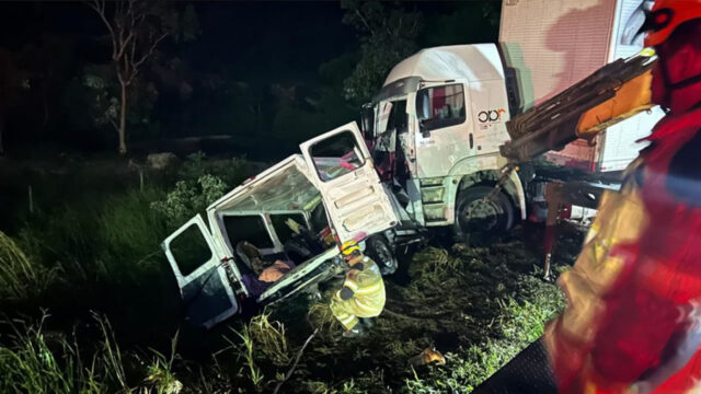 Tragédia na BR-251: Colisão entre carreta e van deixa 9 mortos e 10 feridos em Minas Gerais