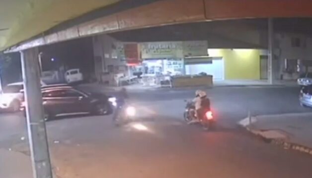 VÍDEO: Motociclista avança sinal e se envolve em colisão em cruzamento na Vila União, em Catalão