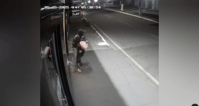 Homem é preso após ser flagrado por câmeras durante furto em loja de roupas no centro de Catalão