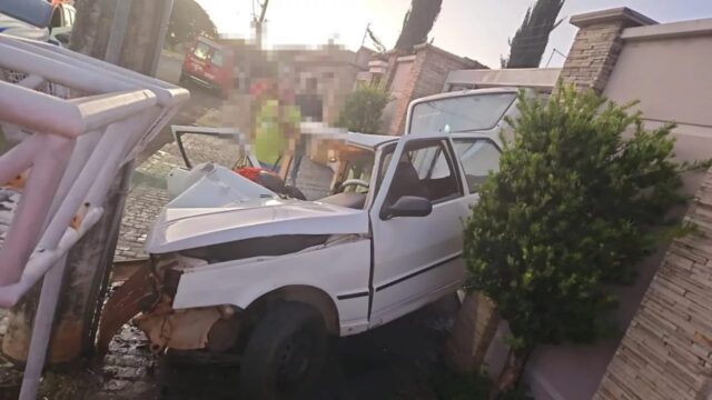 Carro colide com poste no centro de Araguari e deixa três feridos