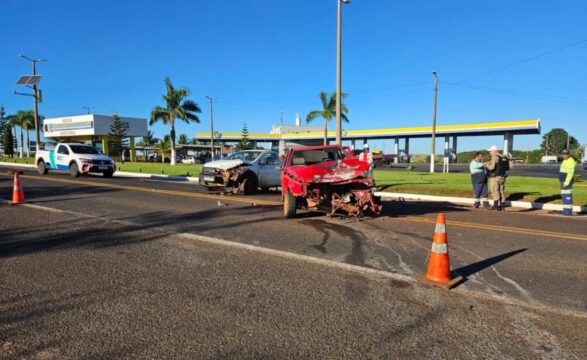 Colisão frontal entre carro e caminhonete deixa mulher gravemente ferida na MGC-452, em Uberlândia