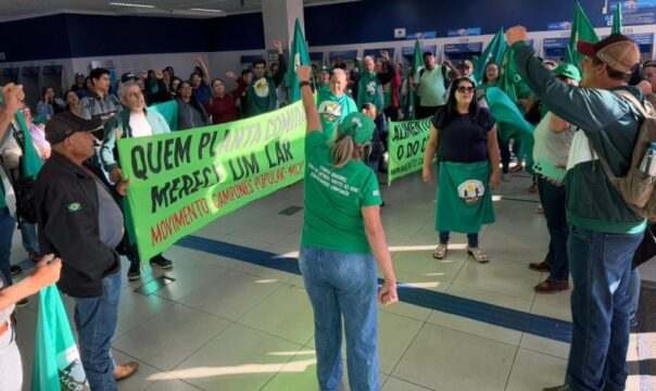 Agricultores de Goiás ocupam agências da Caixa em mobilização por moradia camponesa