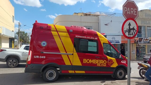 Mototaxista fica ferido após colisão com carro em cruzamento no Centro de Catalão
