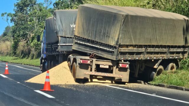 Acidente com bitrem na BR-050 espalha carga de soja e interdita parcialmente a rodovia