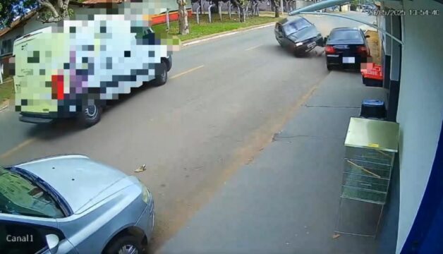 Câmeras flagram colisão entre veículos na Avenida Minas Gerais, em Ipameri