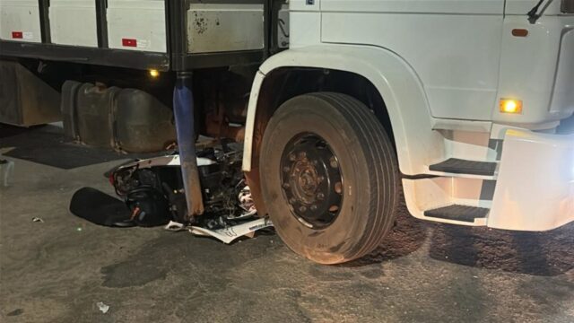 Tentativa de ultrapassagem termina em acidente entre moto e caminhão em Catalão