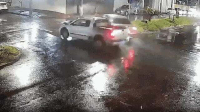 VÍDEO: Motorista avança 'pare', atinge picape e provoca batida violenta em cruzamento de Uberlândia