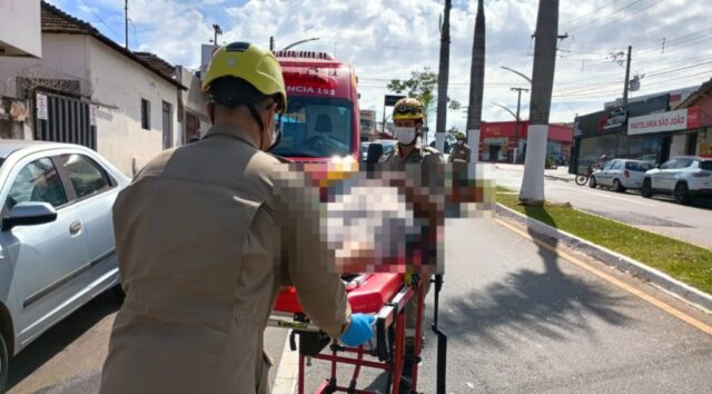 Motociclista fica ferida após colidir com porta de carro no bairro São João, em Catalão