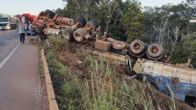 Caminhoneiro fica ferido após carreta carregada com soja tombar na GO-330 em Ipameri