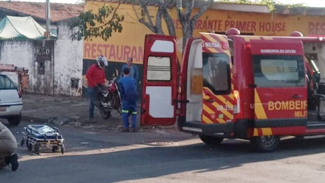 Motociclista de 23 anos fica ferida após colisão com carro no bairro Primavera em Catalão