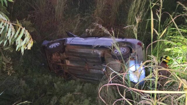 Passageiro fica ferido após carro sair da pista e cair em ribanceira na GO-503, entre Ouvidor e mineradoras