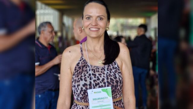 Secretária Kelci Pádua recebe troféu de "Secretária de Destaque" no maior prêmio de educação de Goiás