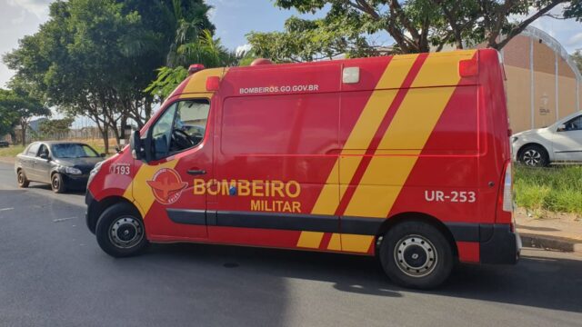 Mulher fica ferida após colisão entre carro e moto em cruzamento de Catalão