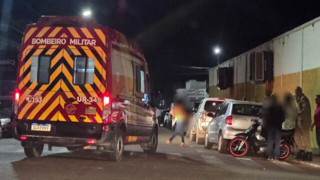 Colisão entre moto e carro deixa mulher ferida em cruzamento no bairro Nossa Senhora de Fátima, em Catalão