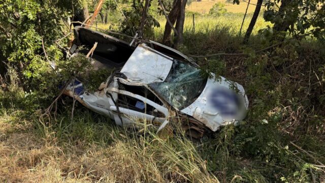 Motorista fica ferido após capotar utilitário na GO-330, em Catalão