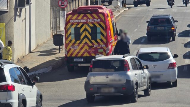 Carro e moto colidem no centro de Catalão; passageira da motocicleta é encaminhada à UPA