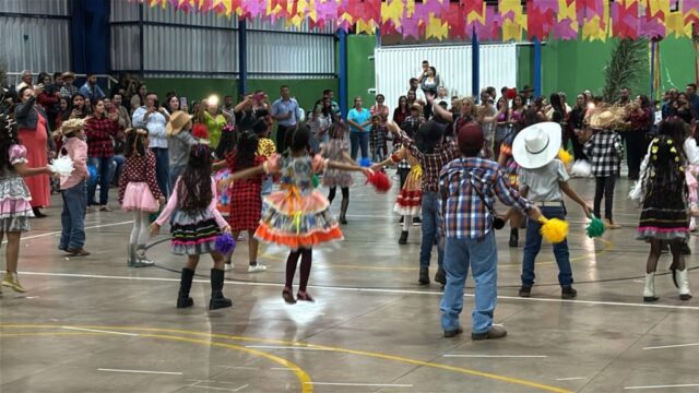 Festa junina da Escola Municipal Santa Maria Goretti reúne famílias em noite de cultura e tradição em Goiandira