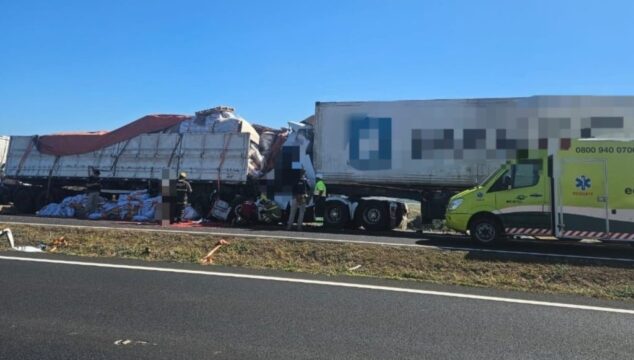 Motorista morre após grave colisão entre caminhões na BR-050, em Araguari