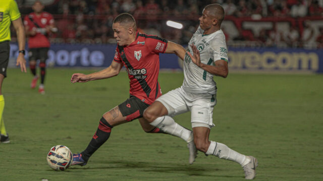 Goiás vence clássico contra o Atlético-GO por 2 a 1 de virada fora de casa, mantém liderança da Série B e brilha com atuação decisiva do goleiro Tadeu