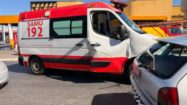 Ambulância do SAMU é atingida por caminhonete durante atendimento a acidente em Catalão