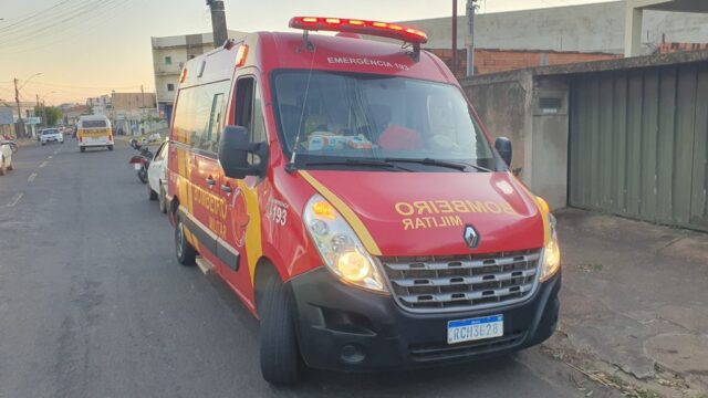 Corpo de Bombeiros é acionado após colisão entre carro e moto em Catalão; motociclista é atendida e encaminhada ao hospital