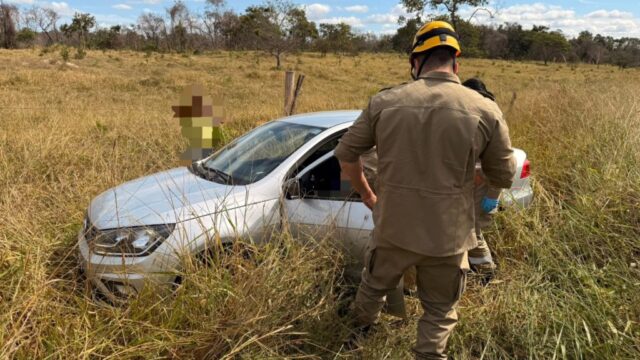 Motorista é socorrido após carro sair da pista na GO-330, em Catalão