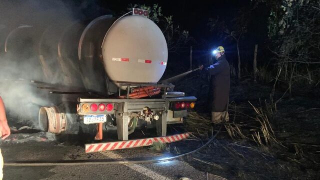 Incêndio destrói caminhão-tanque com carga de leite na GO-305, próximo a Cumari