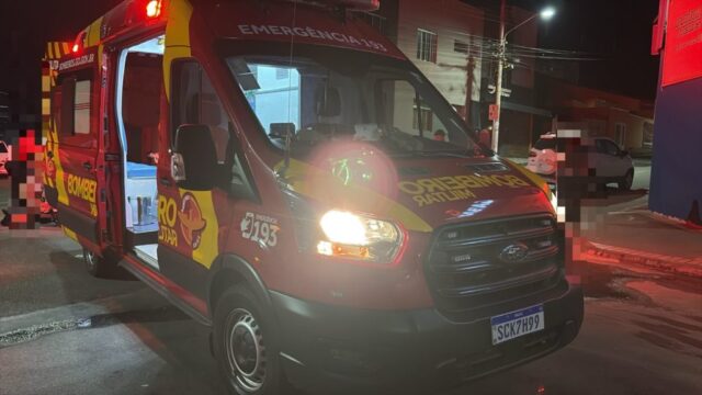 Mulher fica ferida após colisão entre carro e moto em cruzamento de Catalão