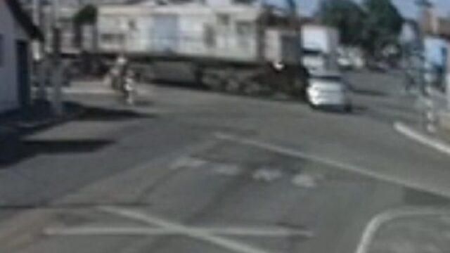Locomotiva atinge carro em cruzamento ferroviário no bairro São Francisco, em Catalão; VÍDEO