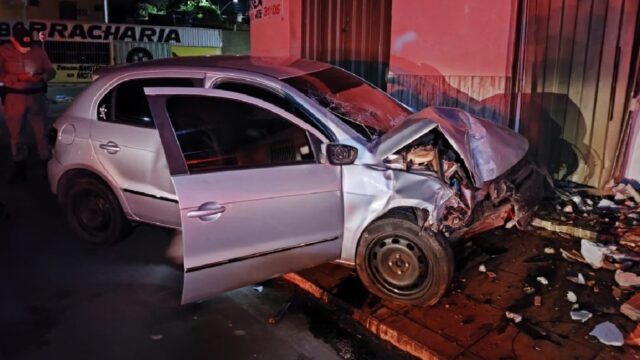 Casal fica ferido após carro colidir contra parede de comércio em Catalão