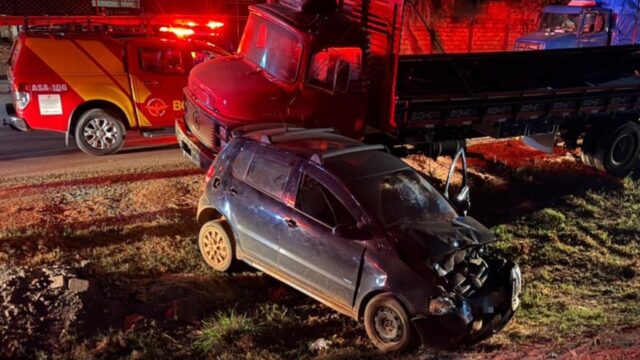 Grave colisão entre carro e caminhão deixa motorista ferido na BR-050, em Catalão
