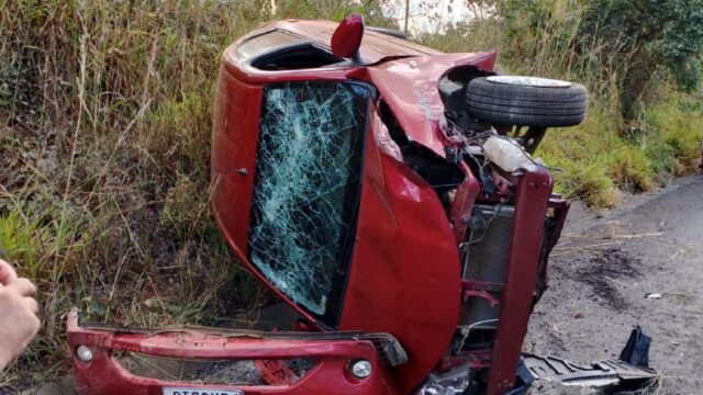 Motorista sai ileso após capotar carro em trecho com obras na GO-210, em Davinópolis