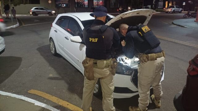 PRF cumpre mandado de prisão e recupera carro roubado na BR-050, em Catalão
