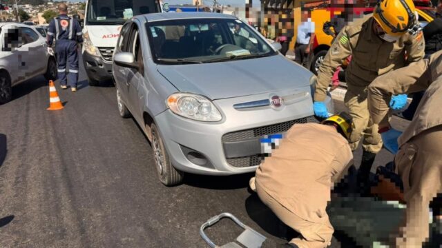 Mulher fica ferida após ser atingida na traseira enquanto pilotava moto em Catalão e vai parar debaixo de veículo; populares levantam carro para resgatá-la