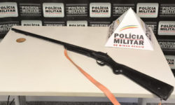 Polícia Militar apreende arma de fogo na zona rural de Douradoquara após abordagem a idoso Polícia Militar apreende arma de fogo na zona rural de Douradoquara após abordagem a idoso
