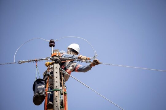 Desligamentos programados aceleram recuperação da rede elétrica em Goiás