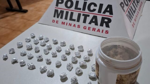 Mulher é presa por tráfico de drogas após denúncia em Abadia dos Dourados