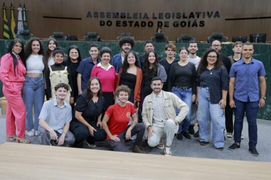 Educadores do Cursinho Popular Paulo Freire são homenageados na Assembleia Legislativa de Goiás