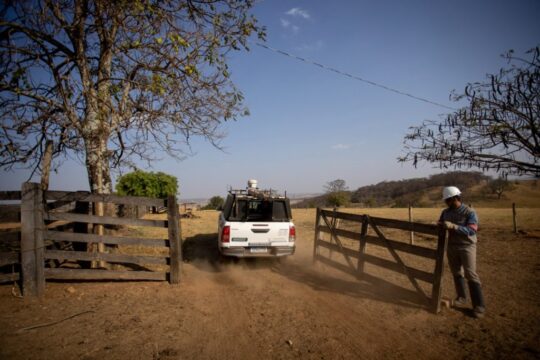 Acesso facilitado: Equatorial Goiás implementa cadeados numéricos em porteiras da zona rural