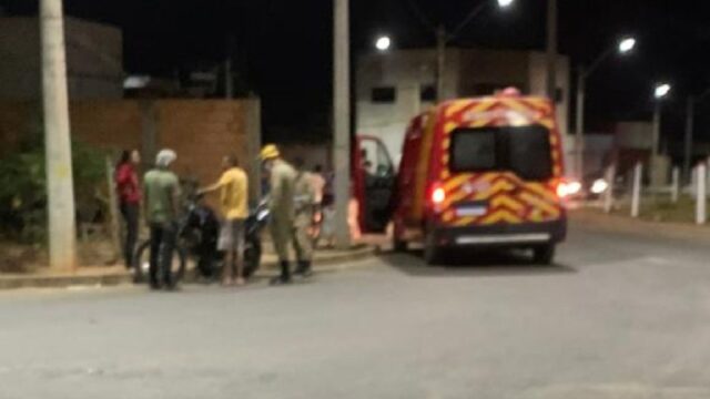 Motociclista colide com poste no bairro Conquista, em Catalão, e recusa atendimento médico