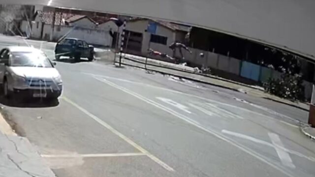 Câmera flagra acidente entre carro e moto em Catalão; motociclista e passageiro ficam feridos