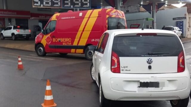 Mulher fica ferida após colisão entre carro e moto no centro de Catalão