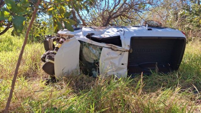 Motorista de 22 anos sofre escoriações leves após capotamento na LMG-748, em Araguari